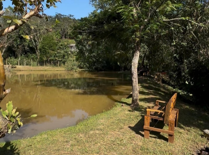Banco de madeira à beira do lago no Canto da Roça, day use perto de BH