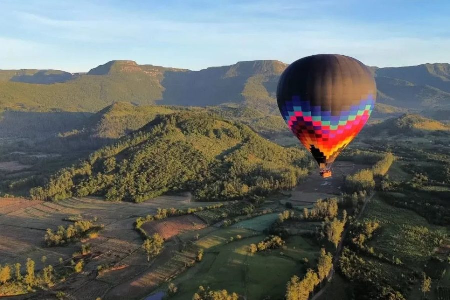 Balão sobre o vale e os paredões dos cânions em Praia Grande-SC – cupom OVIAJANTE com 5% de desconto