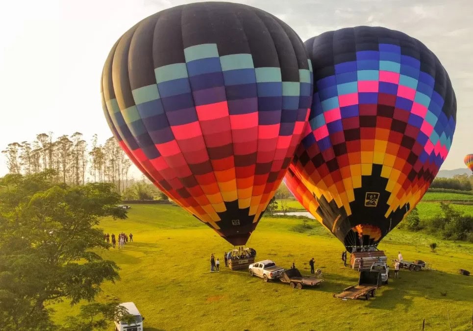 Balões sendo inflados no campo de decolagem da Canyons e Balões em Praia Grande-SC