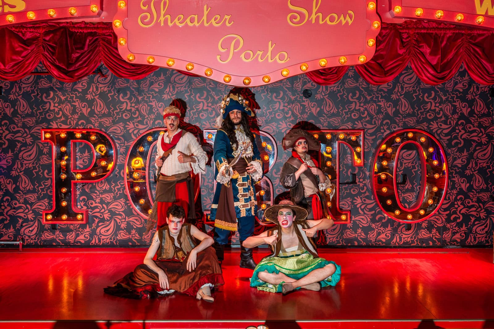 Tripulação pirata no palco do Porto Cara de Mau em Gramado durante o dinner show