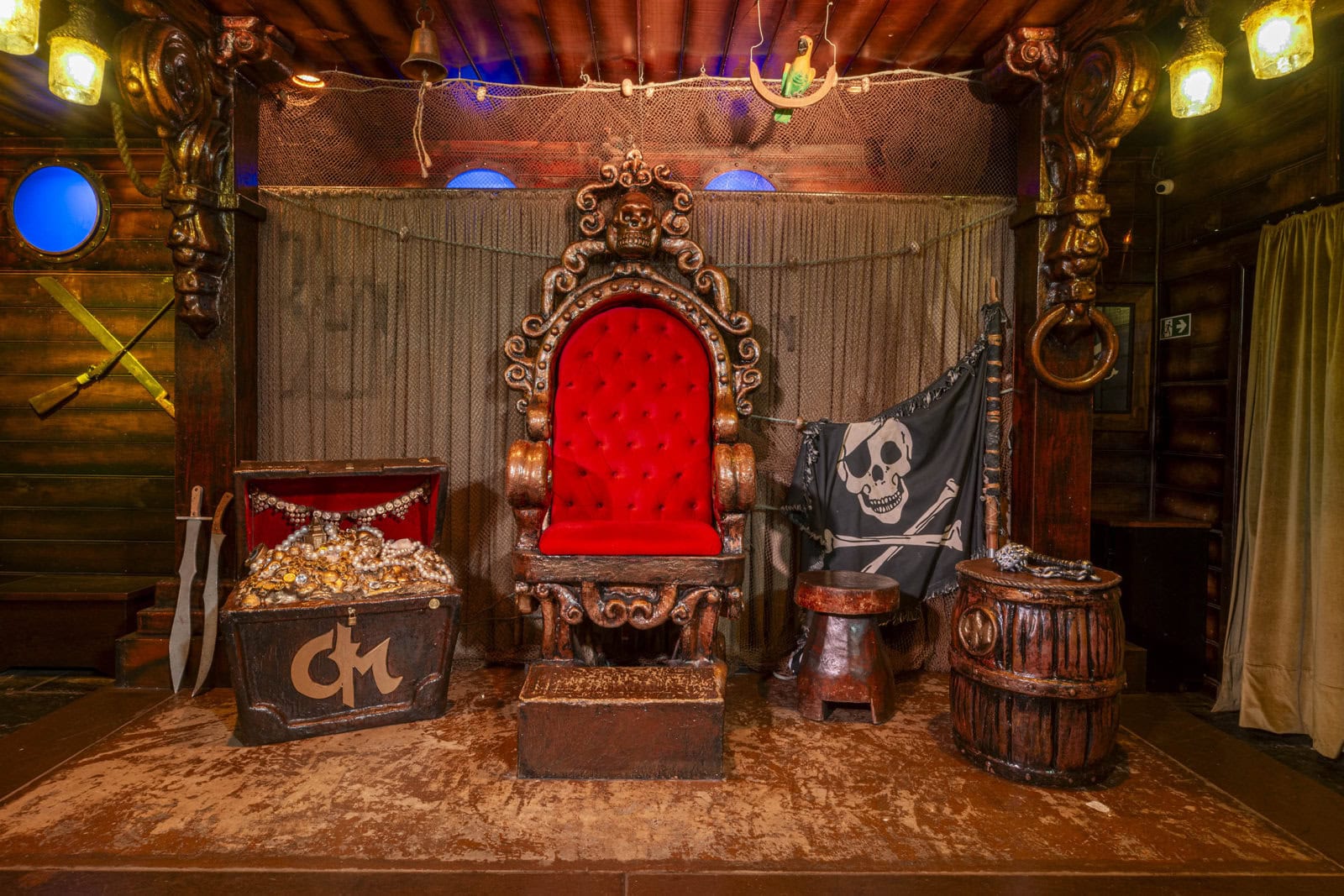 Trono do Capitão Cara de Mau, cenário para fotos no Navio Cara de Mau em Gramado