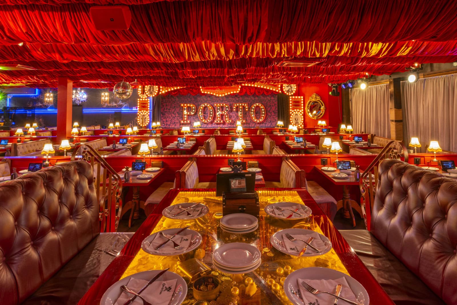 Salão vermelho do Porto Cara de Mau em Gramado, inspirado em um cabaré de porto