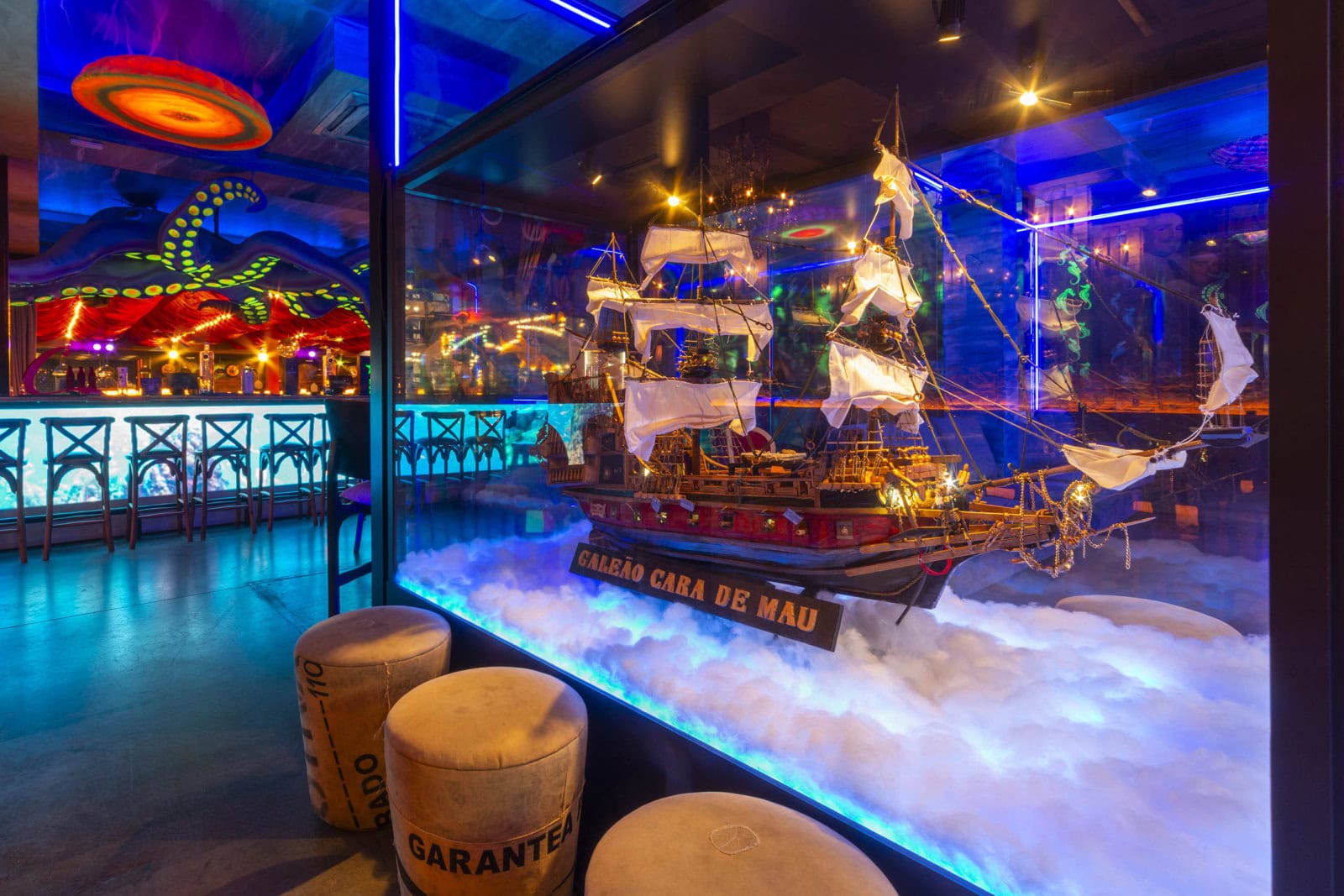 Bar do Porto Cara de Mau em Gramado com navio pirata cenográfico e luz azul