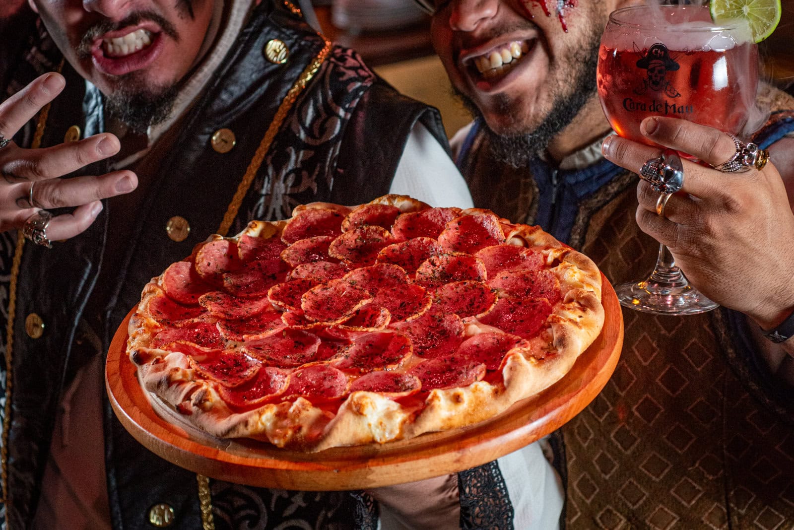 Pizza de calabresa do rodízio da Pizzaria Cara de Mau em Gramado servida por um pirata
