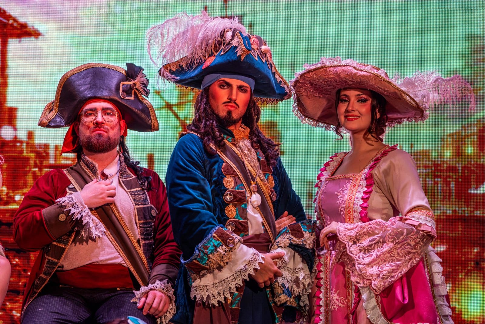 Show A Chegada do Capitão no Navio Cara de Mau em Gramado, com os piratas no palco