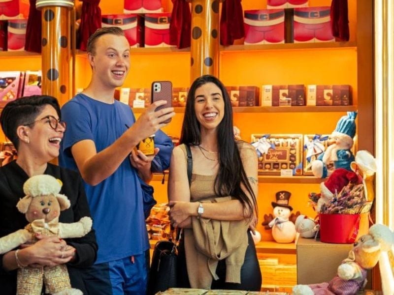 Personagens do ChocoBus com visitantes em Gramado