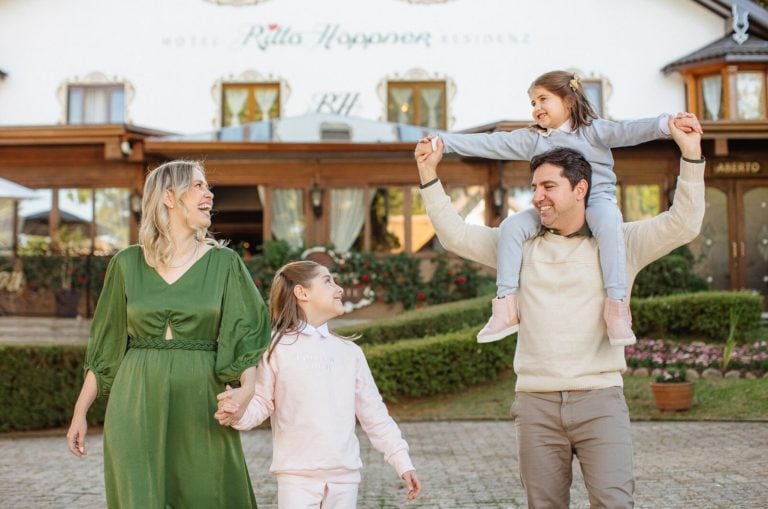 Jardins e fachada do Hotel Ritta Höppner em Gramado – cupom OVIAJANTE com 5% de desconto