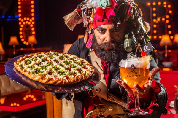 Pirata da Cara de Mau servindo pizza e drink no Porto Cara de Mau em Gramado – cupom OVIAJANTE com 5% de desconto