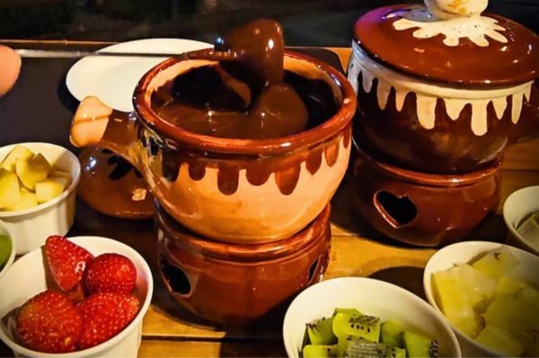 Fondue de chocolate con fruta del restaurante Sello en Canela – cupón OVIAJANTE con 5% de descuento
