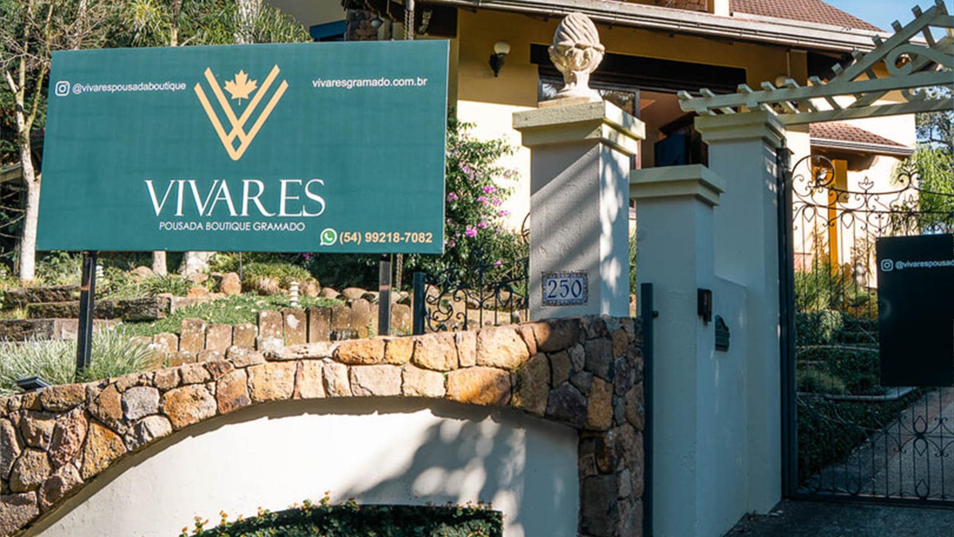 Fachada e portão de entrada da Vivares Pousada Boutique Gramado, no Centro de Gramado – cupom OVIAJANTE com 5% de desconto