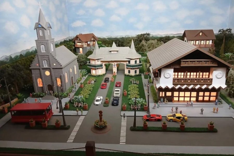 Centro de Gramado em miniatura com a Igreja São Pedro no Parque Mundo Encantado – cupom OVIAJANTE com 5% de desconto