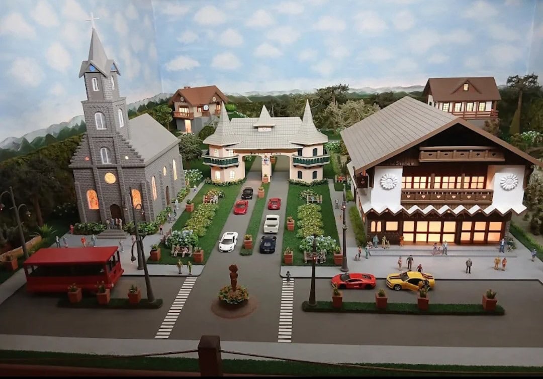 Centro de Gramado em miniatura com a Igreja São Pedro no Parque Mundo Encantado – cupom OVIAJANTE com 5% de desconto
