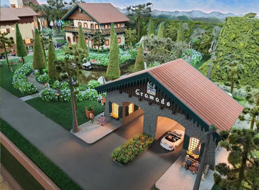 Pórtico de Gramado em miniatura no Parque Mundo Encantado