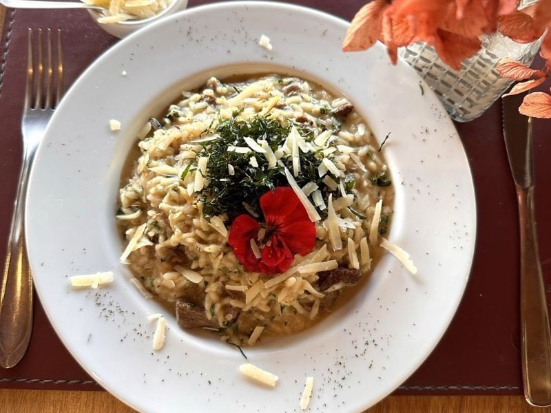 Massa com flor comestível servida no Otto Bistrot em Canela