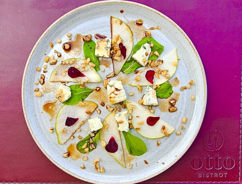 Entrada de carpaccio de pera com queijo e nozes no Otto Bistrot em Canela