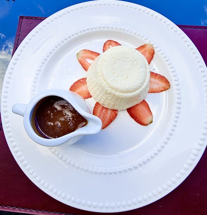 Sobremesa com calda de chocolate e morangos no Otto Bistrot em Canela