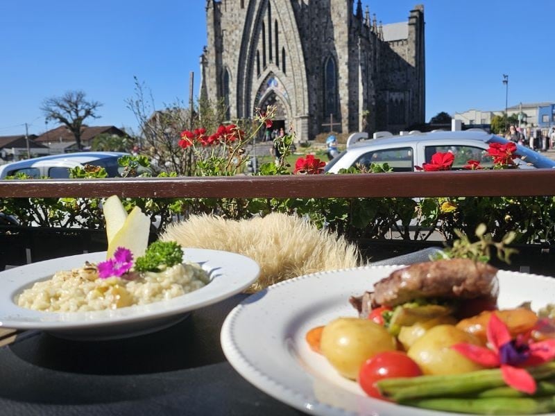 Risoto e filé com legumes servidos em frente à Catedral de Pedra no Otto Bistrot em Canela