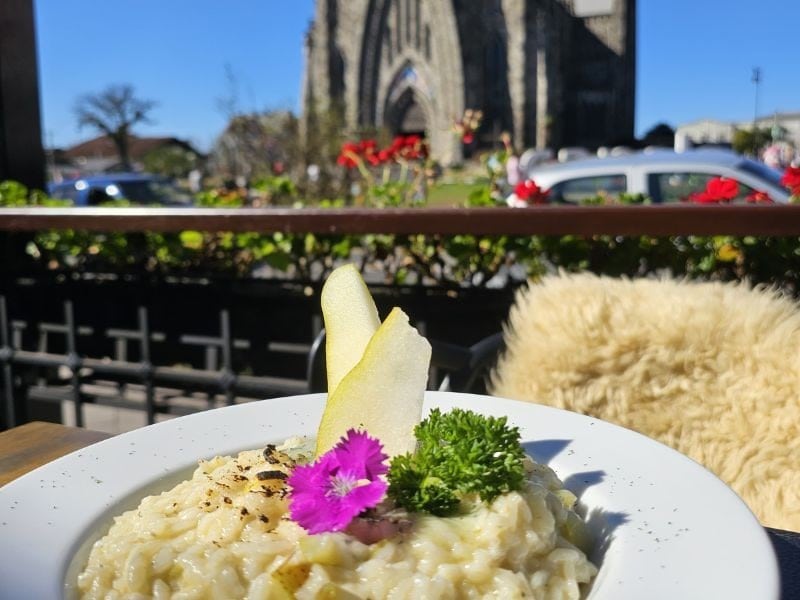 Risoto decorado com flor comestível na varanda do Otto Bistrot em Canela