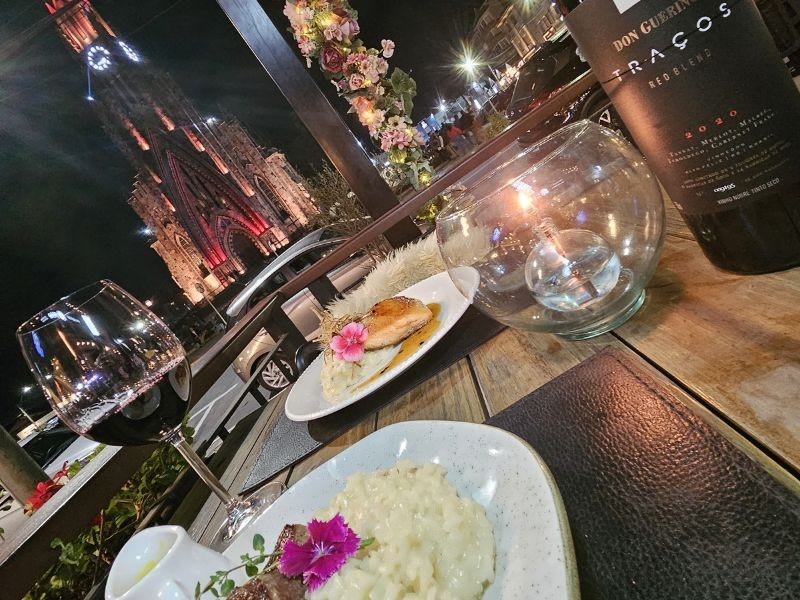 Jantar à luz de velas no Otto Bistrot com a Catedral de Pedra iluminada em Canela