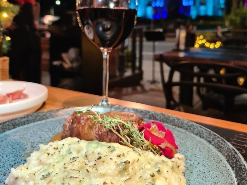 Filé mignon com risoto e vinho tinto no Otto Bistrot em Canela