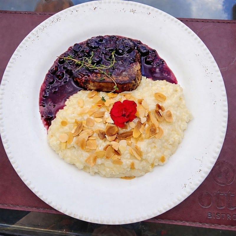 Filé ao molho de frutas vermelhas com risoto de amêndoas no Otto Bistrot em Canela