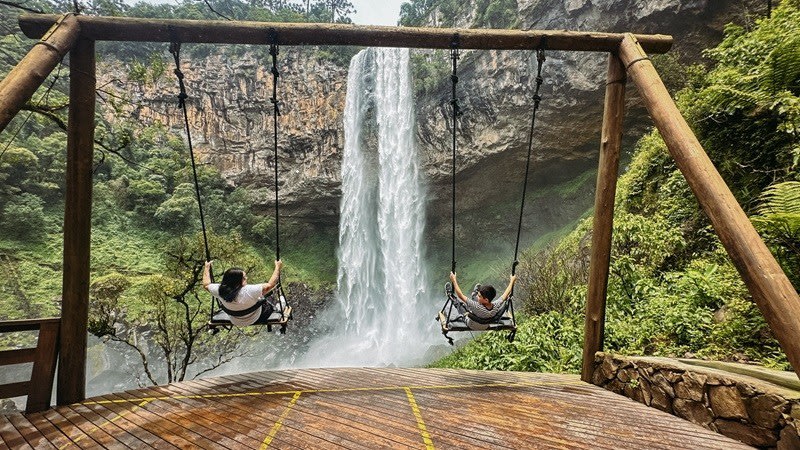 Balanço Infinito de frente para a Cascata do Caracol no Tour Pé da Cascata