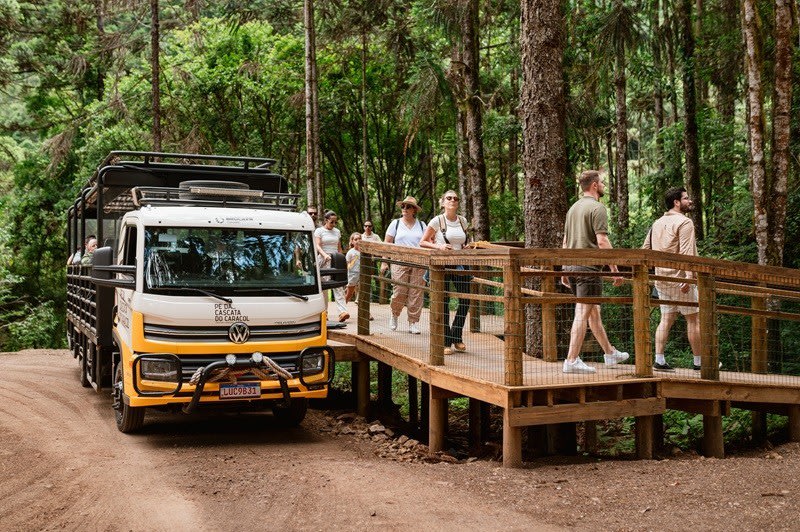 Veículo temático e passarela de madeira do Tour Pé da Cascata, em Canela