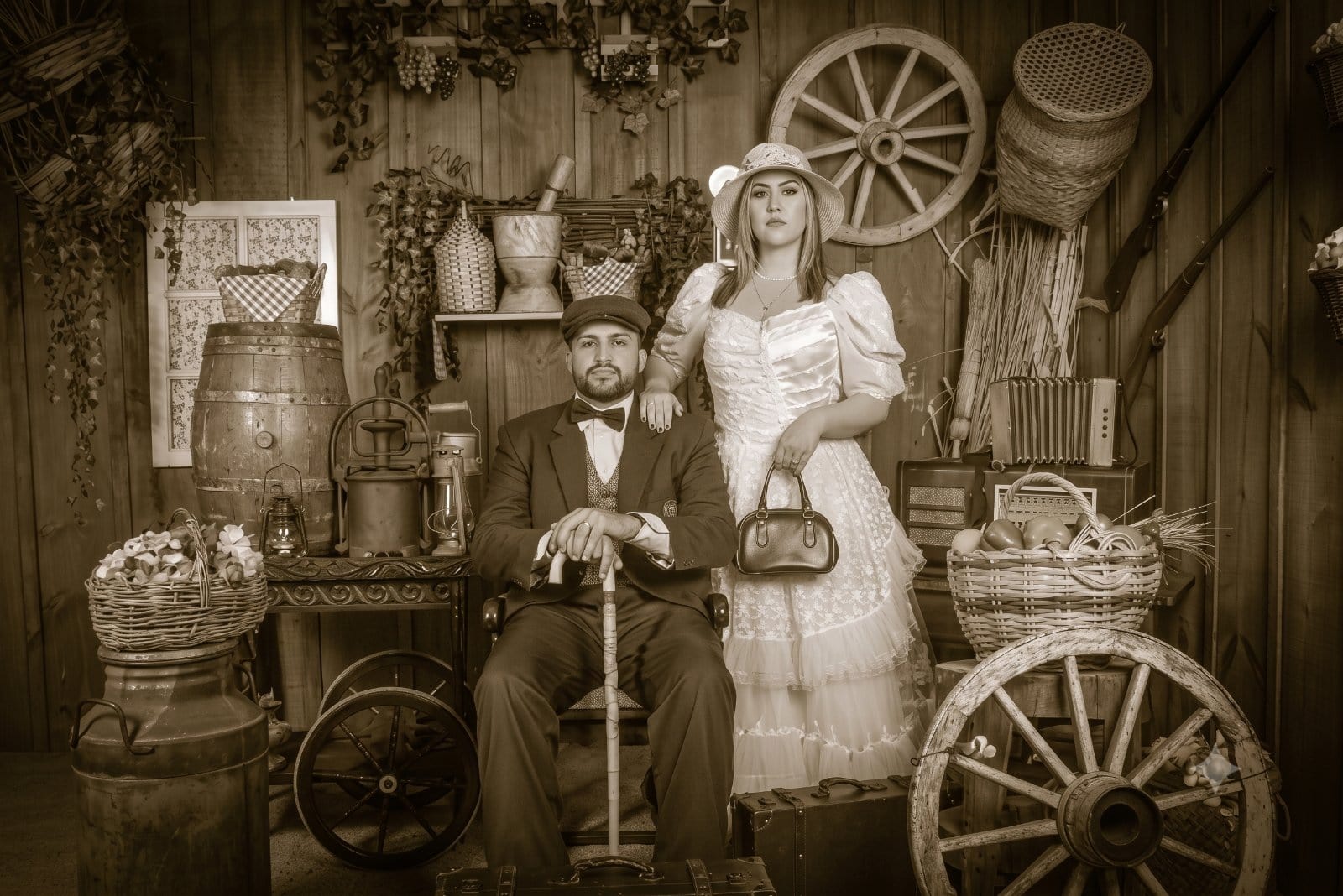 Casal com trajes de época em cenário rústico de imigrantes na Recordar Fotos em Canela