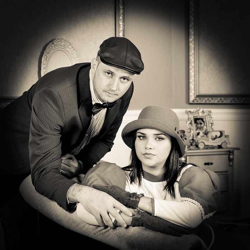 Casal com trajes de época em foto antiga sépia na Recordar Fotos em Gramado