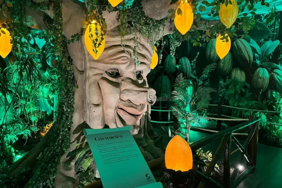Cacaueiro gigante com frutos iluminados no circuito do Reino do Chocolate em Gramado – cupom OVIAJANTE com 5% de desconto
