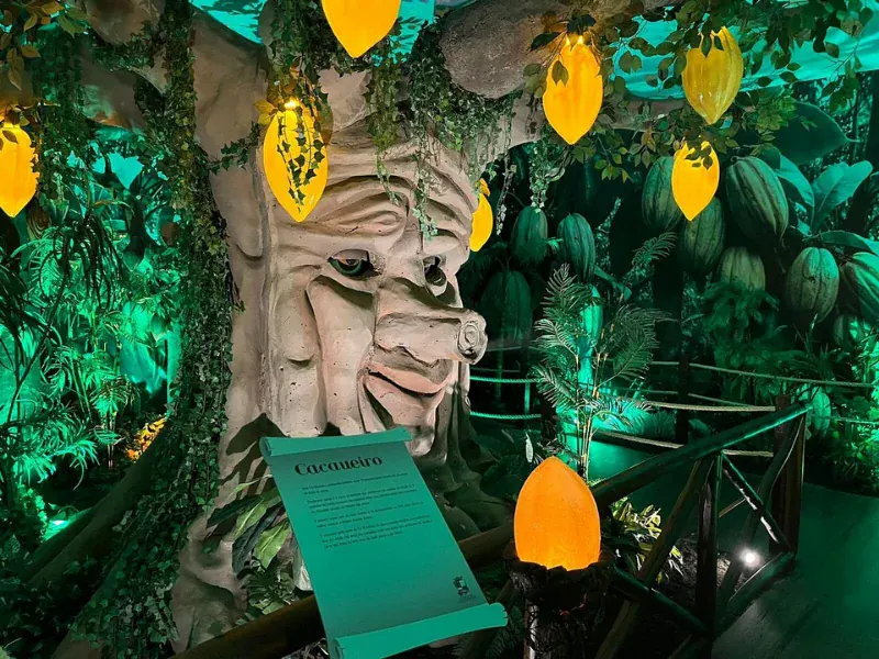 Cacaueiro gigante com frutos iluminados no circuito do Reino do Chocolate em Gramado – cupom OVIAJANTE com 5% de desconto
