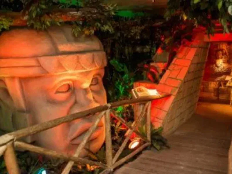 Cenário com cabeça de pedra das civilizações antigas no circuito do Reino do Chocolate em Gramado