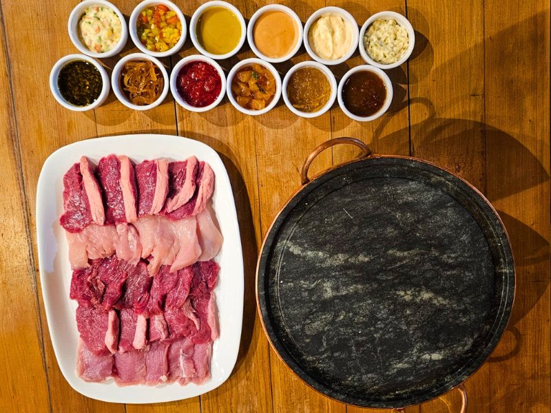 Molhos variados que acompanham a sequência de fondue de carnes do Sello Restaurante