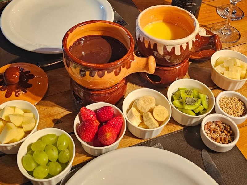 Fondue de queijo e de chocolate da sequência do Sello Restaurante em Canela