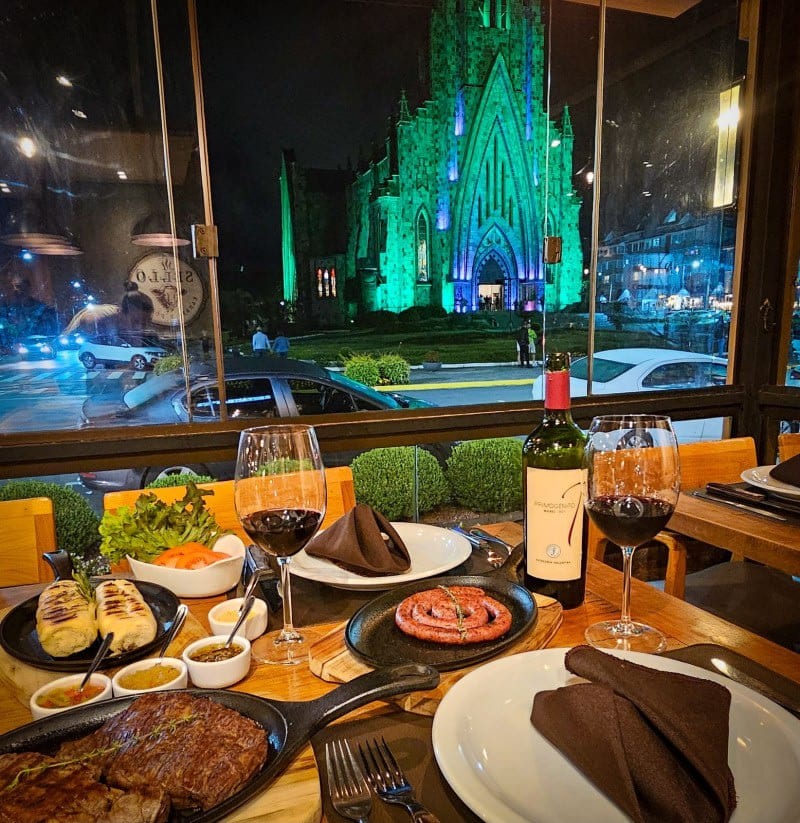 Catedral de Pedra iluminada à noite vista do Sello Restaurante em Canela