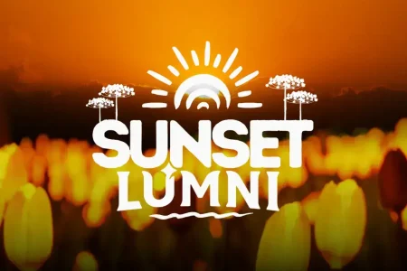 Logo do Sunset Lumni sobre tulipas iluminadas ao pôr do sol, em Gramado, com cupom OVIAJANTE