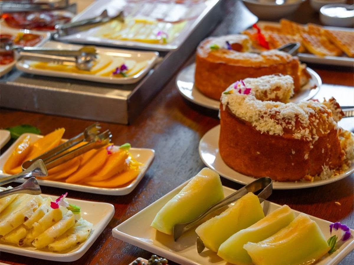 Buffet do café da manhã artesanal com bolos e frutas da Vivares Pousada Boutique Gramado, em Gramado