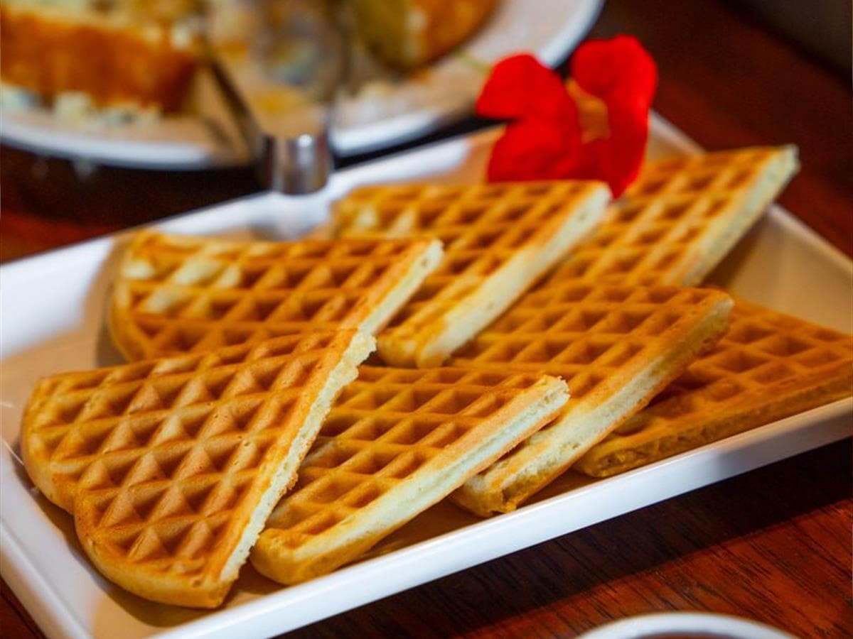 Waffles servidos no café da manhã da Vivares Pousada Boutique Gramado, em Gramado