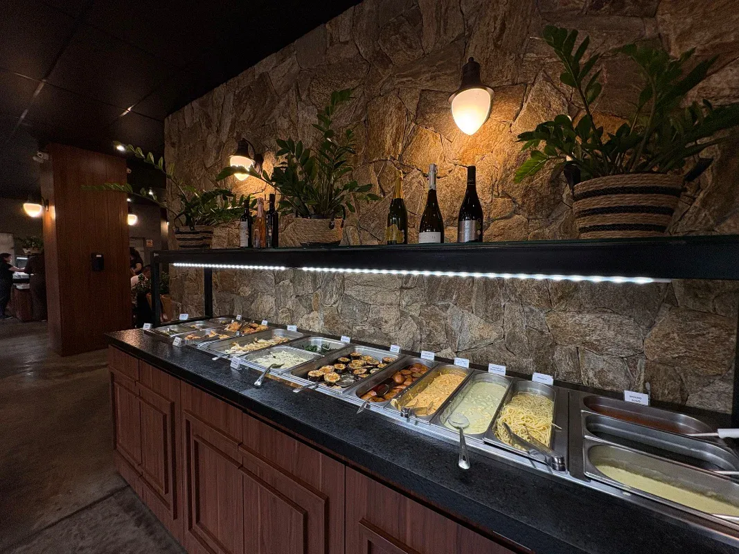 Buffet de massas e pratos quentes do Campo & Vinho, em Gramado