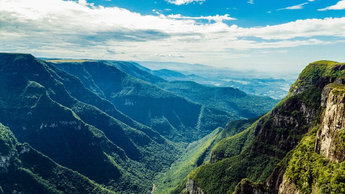 Vista do alto dos paredões e do vale dos cânions do Parque Nacional de Aparados da Serra, em Cambará do Sul