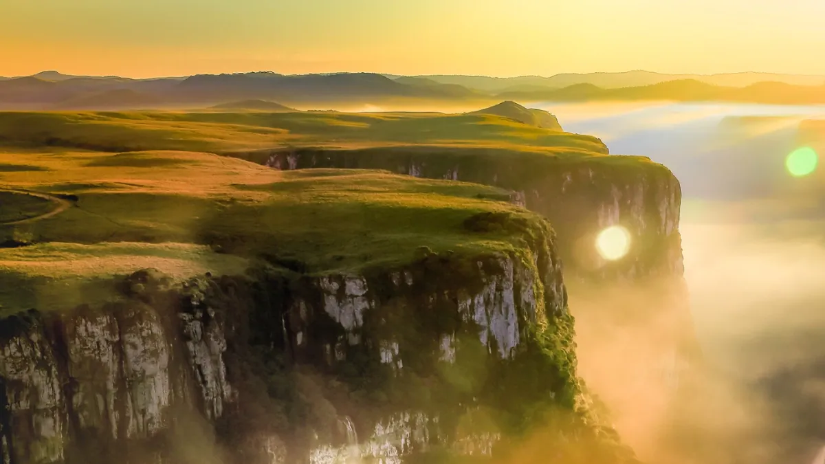 Borda de cânion com campos de altitude ao nascer do sol na região de Cambará do Sul