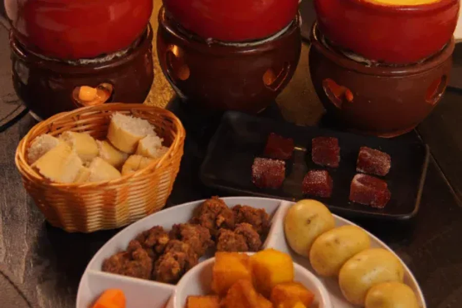 Três tipos de fondue de queijo com acompanhamentos da sequência Premium do Caquelon, em Canela