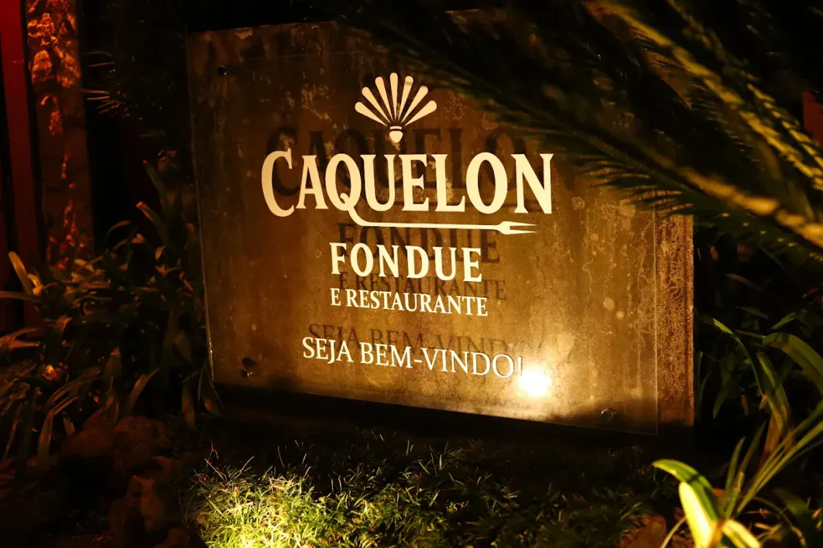 Placa de boas-vindas na entrada do Caquelon Fondue e Restaurante, em Canela-RS