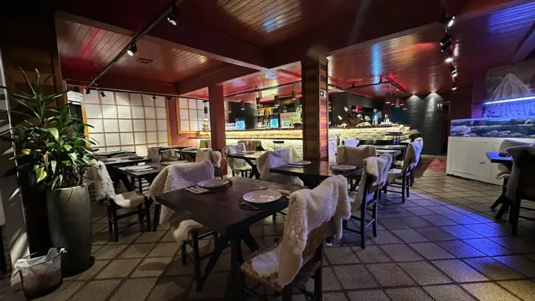 Salão interno do Caquelon Fondue, restaurante de fondue em Canela-RS
