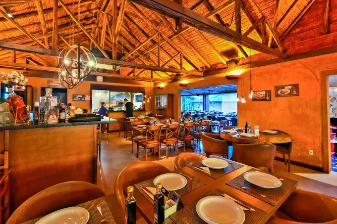 Salão do Carne & Osso Steakhouse com mesas postas, em Gramado