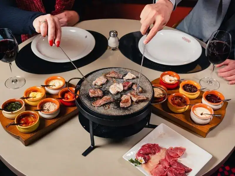 Fondue de chocolate com acompanhamentos na Casa Di Pietro, em Gramado