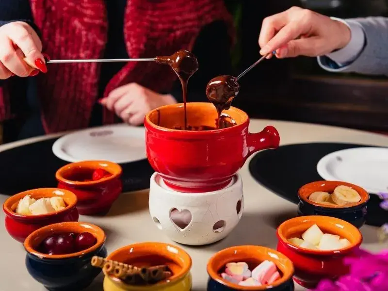 Mesa com fondue servido no restaurante Casa Di Pietro, em Gramado