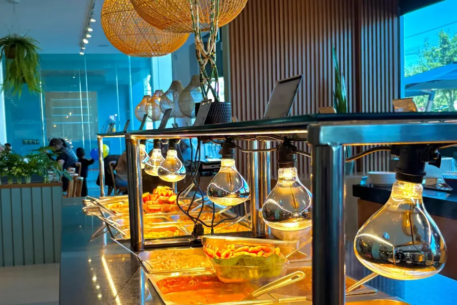 Balcão do buffet livre de pratos quentes do Casa Matos, em Canela