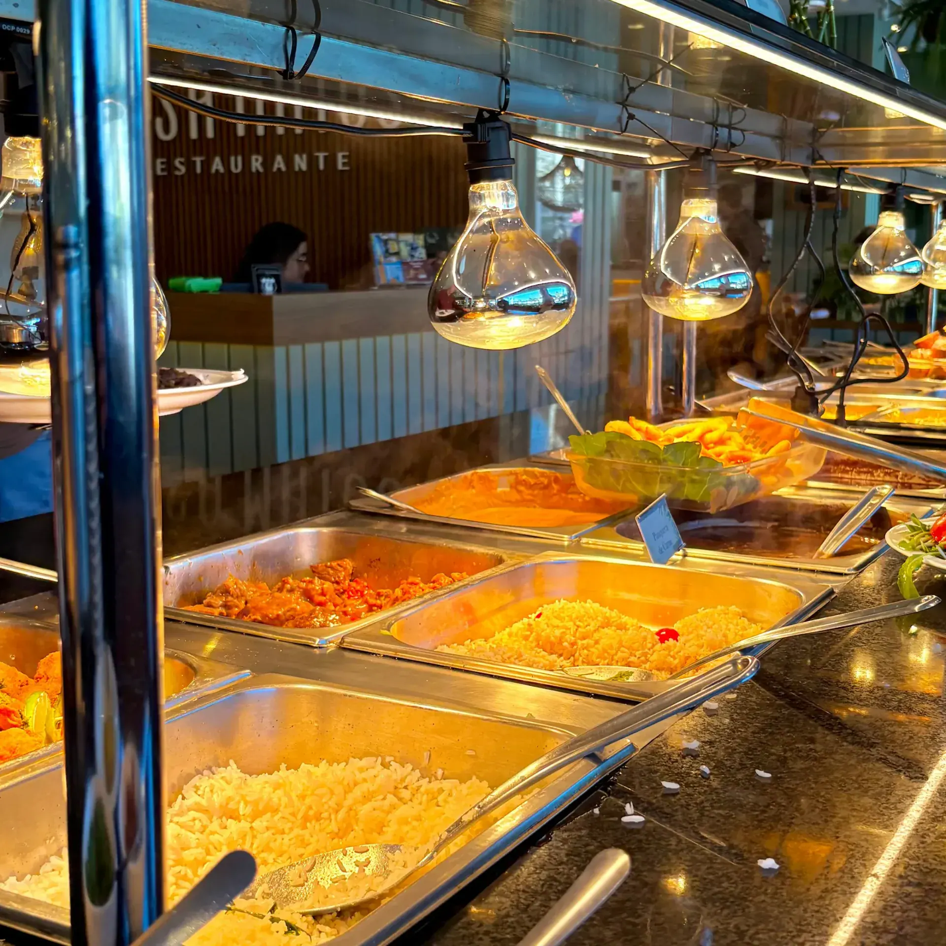 Pratos quentes de comida caseira no buffet do Casa Matos Restaurante, em Canela