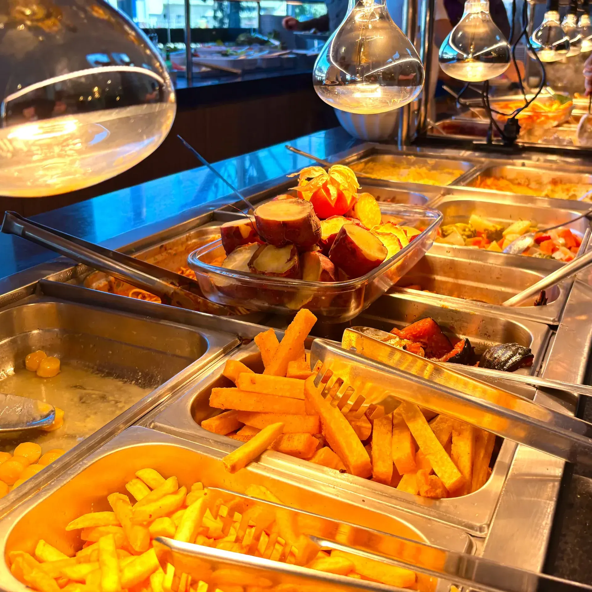 Batata frita, mandioca e acompanhamentos no buffet livre do Casa Matos, em Canela